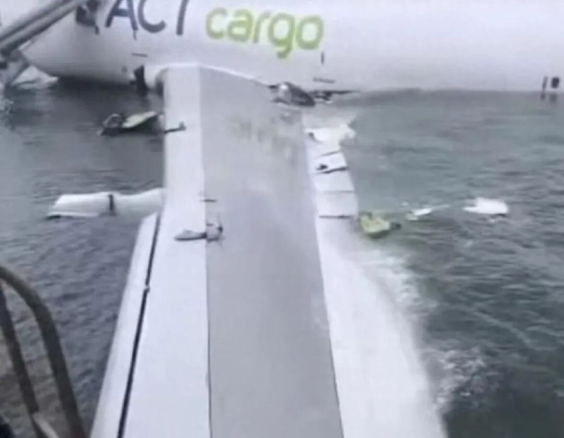 » 6、迪拜货机在香港机场坠海 两名地勤死亡20日凌晨，香港国际机场发生事故，一架由阿联酋迪拜抵港的货机降落期间冲出跑道坠入海中，一辆机场地勤车被撞，车上两人一度坠海失踪