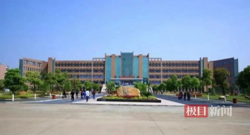 » 3. 打假王海举报江西一职校克扣学生实习报酬  至少几千万11月10日，知名打假人王海在网上发帖称，江西新能源科技职业学院克扣学生实习报酬，部分校领导从中牟取了巨额收入