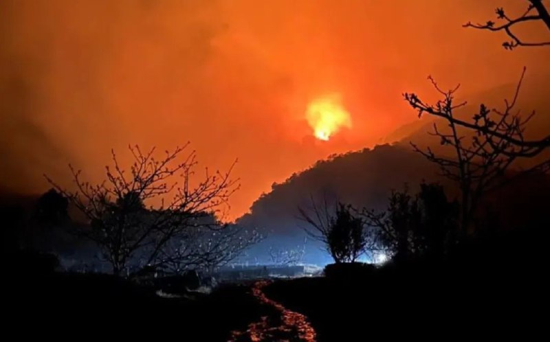 » 8、四川甘孜州大型山火 已无法靠近3月15日17时许，甘孜州雅江县呷拉镇白孜村发生一起森林火灾