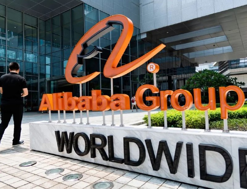 » 1、阿里巴巴2023年员工减少约2万人：缩减近1/10阿里巴巴发布的财报显示，截至2023年底，阿里巴巴的员工总数为219260人，较上年同期减少了2万人，缩减幅度接近10%