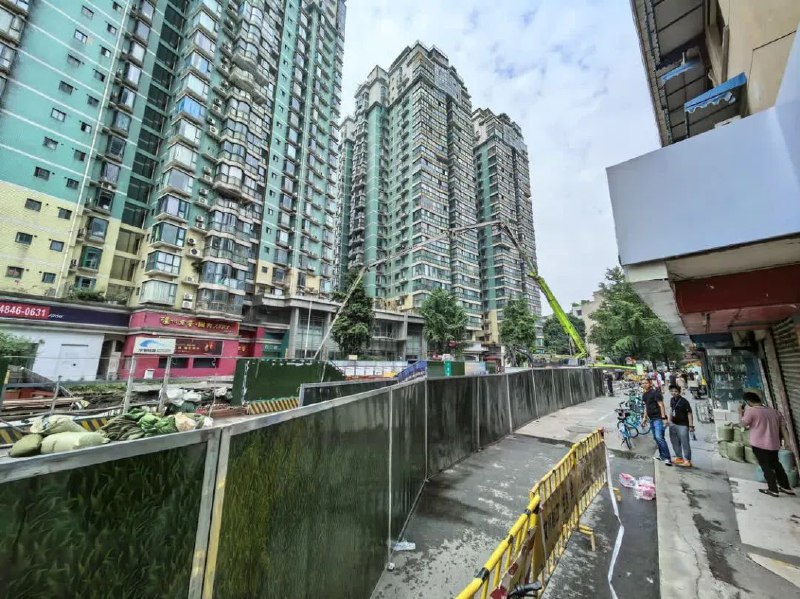 » 7. 成都地铁在建工程塌陷  附近住宅楼居民撤离6月21日凌晨3时50分，成都在建地铁13号线锦里西路附近路面坍塌