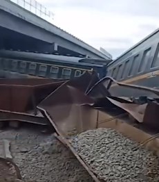 » 12. 撞工程车 黑龙江黑河K5133次列车凌晨脱轨 无人伤亡10月15日3时50分许，黑龙江黑河地方铁路公司一施工的工程车辆在黑河市境内地方铁路孙吴北站至潮水站间倾覆侵入铁路线路，导致运行至此的K5133次旅客列车机车及机车后第1至4位车辆脱轨