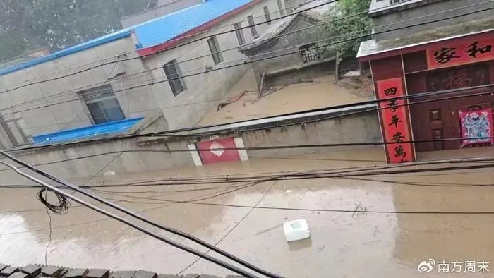 » 2、河北涿州13万人受灾政府公开求援“目前救援一线马上进入夜间，时间很紧，急需照明设备方便夜间救援