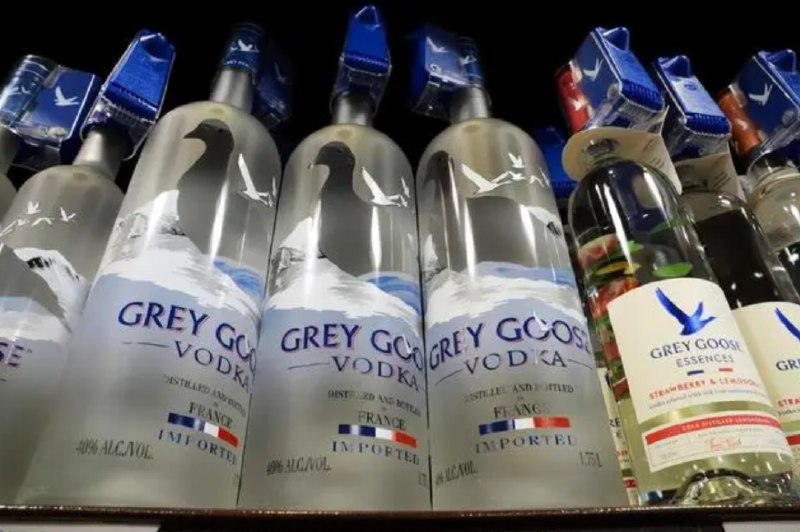 » 11、 俄国含甲醇烈酒杀死25人报道称，俄罗斯警方发言人伊琳娜·沃尔克周一说，经过数天搜查，当局已找到据信要为销售这些有毒烈酒负责的公司