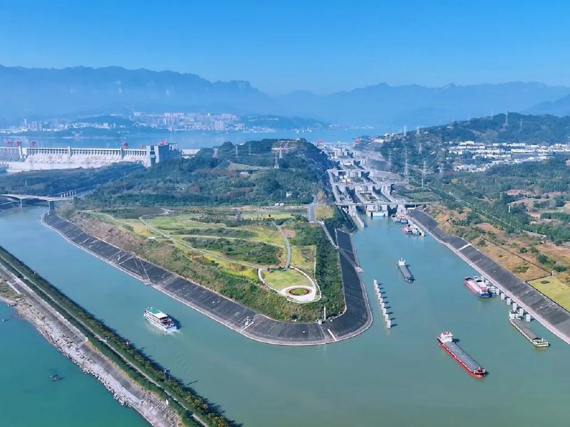 » 14. 1.6亿吨！三峡枢纽航运通过量已突破历年最高水平交通运输部长江三峡通航管理局数据显示，截至11月23日18时，三峡枢纽航运通过量达1.6亿吨，已突破历年最高水平