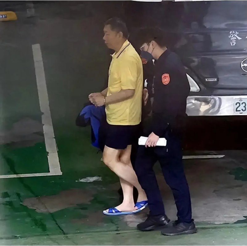 » 6、父亲病危，柯文哲戴手铐脚镣赴医院探视台湾民众党主席柯文哲91岁的父亲柯承发重病住进台大医院加护病房，柯在台北看守所批准后，18日在所方人员戒护下，戴着手铐、脚镣前往探视，当时家属与民众党人员都没有在现场