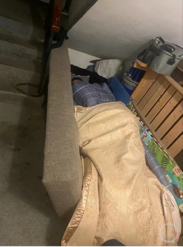 » 3. 杭州7岁男孩楼梯间过夜妇联回应：孩子感冒发烧，主动提出睡外面近日，一名杭州网友在社交平台上发帖，称自己发现一名7岁左右的男孩最近经常在小区一楼的楼梯间打地铺过夜，看起来非常可怜