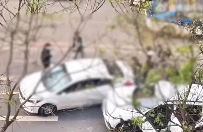 » 14. “多人当街手持棒球棍殴打他人并砸车”！山西警方通报4月7日，山西省临汾市福利路附近多人持械当街砸车的视频引发关注