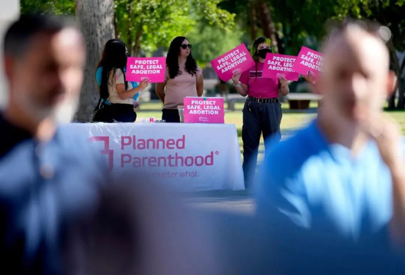 » 5、美国亚利桑那州参议院投票废除19世纪堕胎禁令当地时间5月1日，美国亚利桑那州参议院投票通过废除1864年堕胎禁令的法案