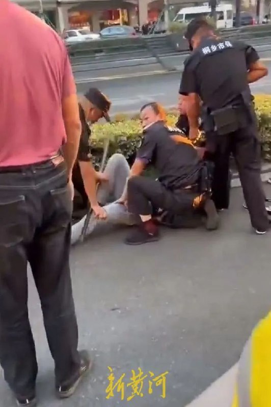 » 10. 浙江桐乡：一女律师庭审结束后遭对方当事人持榔头袭击，头部多处骨折11月2日下午，一则男子在街头持械袭击女子的视频在网上传播，视频显示事发地为浙江嘉兴桐乡市人民法院附近