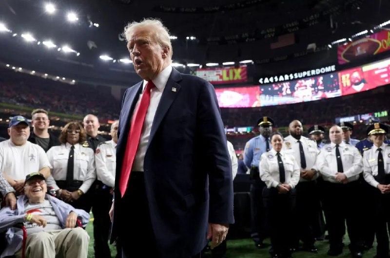 » 8、 特朗普：认真提出吞并加拿大，他们军事开支太低了据美国《时代》杂志当地时间2月9日报道，美国总统特朗普当天在参加“超级碗”比赛前接受采访时称，他希望加拿大成为美国第51个州，这是他“认真的想法”——就像此前加拿大总理特鲁多警告过的那样