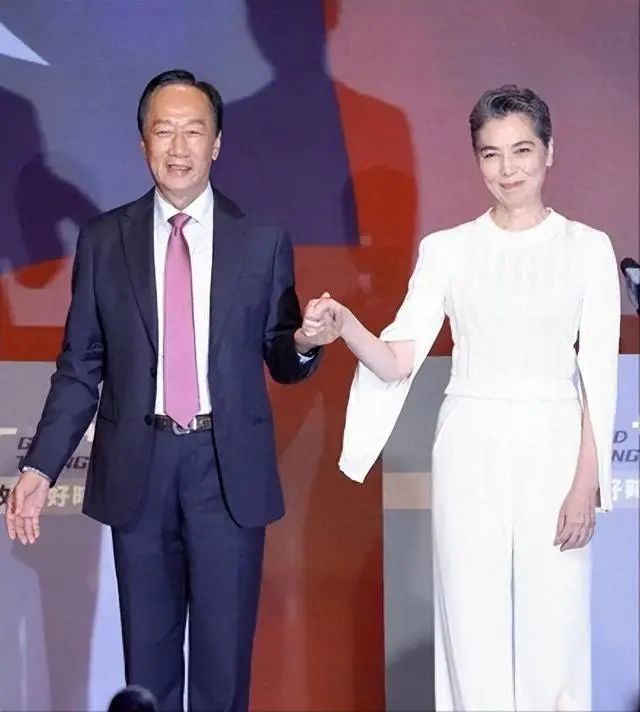 » 7、郭台铭公布竞选副手人选，将搭档艺人赖佩霞此前宣布独立参加2024年台湾地区领导人选举的鸿海集团创办人郭台铭，现已公布其竞选搭档