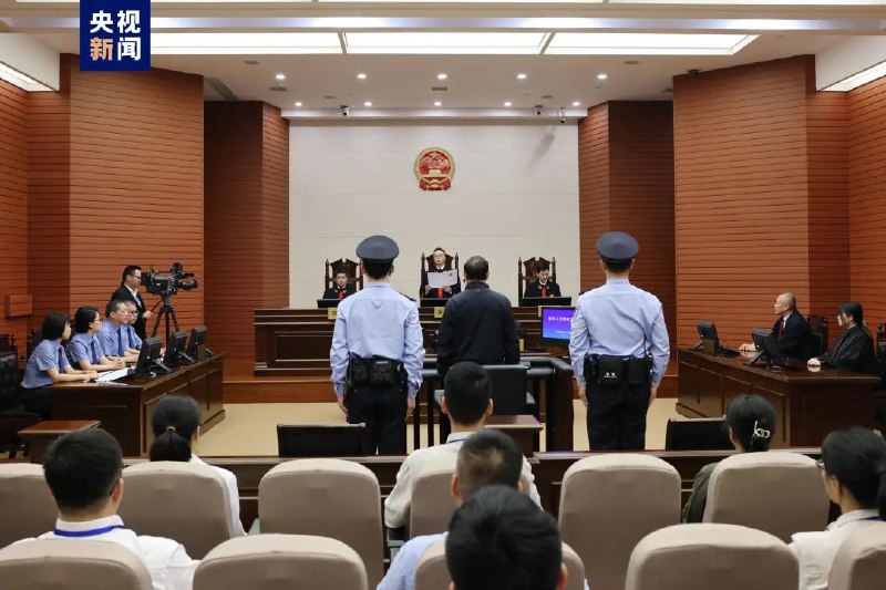 » 10、最高法原副院长沈德咏一审被判15年：具有重大立功表现但不足以从轻处罚1995年至2022年3月，被告人沈德咏利用担任江西省高级人民法院党组成员、副院长，最高人民法院党组成员、副院长，中央纪委常委，最高人民法院党组副书记、副院长，全国政协常委、社会和法制委员会主任等职务上的便利以及职权或者地位形成的便利条件，为有关个人和单位在案件处理、职务晋升、工程承揽等方面提供帮助，本人直接或者通过其近亲属非法收受有关个人和单位给予的现金、黄金制品、车辆等财物，共计折合人民币6456万余元