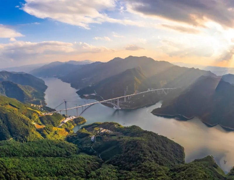 » 1、广西天峨龙滩大桥通车 拱桥跨径超600米2月1日，世界首座跨径超600米的拱桥——广西天峨龙滩特大桥建成通车