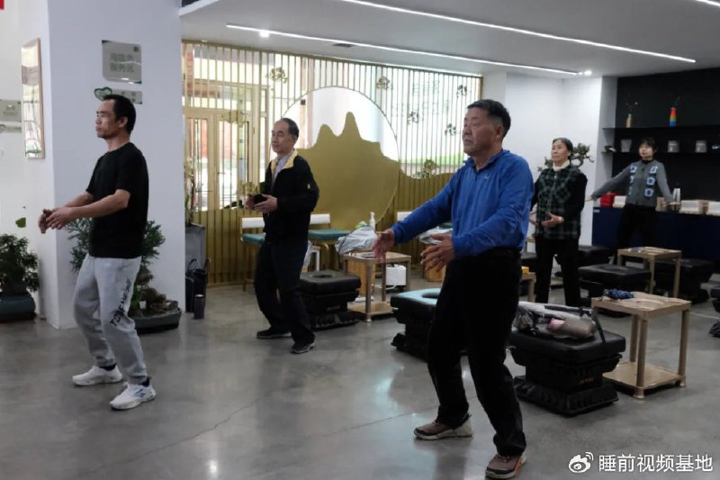 » 10. 幼儿园转身变成养老院  24岁的幼儿园教师周鑫没想到，刚毕业3年，工作就从领着孩子做拍手操，变成领着老人做八段锦