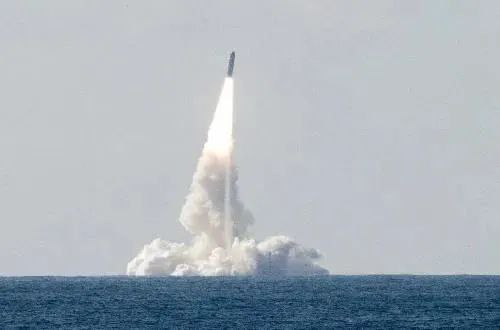 » 12. 法国首次成功试射M51.3战略弹道导弹据法新社11月18日报道，法国国防部在一份公报中宣布，法国18日在西南部的朗德试射了一枚没有核弹头的M51.3战略弹道导弹