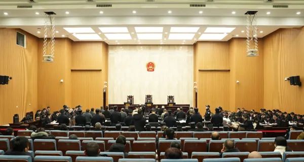 » 5. 缅北明家犯罪集团在温州开审微信公众号“温州市中级人民法院”消息，2025年2月14日至19日，浙江省温州市中级人民法院一审公开开庭审理了明国平、明珍珍、毕会军、明菊兰、巫鸿明等23名被告人诈骗、故意杀人、故意伤害、非法拘禁、敲诈勒索、开设赌场、组织卖淫、贩卖毒品、组织他人偷越国（边）境、偷越国（边）境、侵犯公民个人信息一案