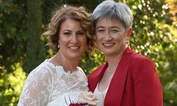 » 11. 澳大利亚外长黄英贤与同性伴侣结婚3月16日，澳大利亚外交部长黄英贤同与她相伴20年的同性伴侣阿卢阿什（Sophie Allouache）举行结婚仪式