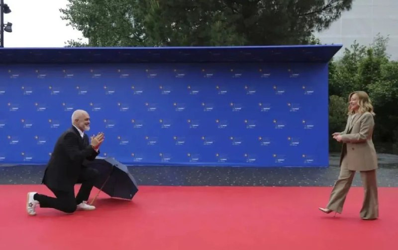 » 10、阿尔巴尼亚总理下跪“求婚” 讨好意大利女总理意大利总理焦尔吉娅·梅洛尼正在世界舞台上四处开展魅力外交