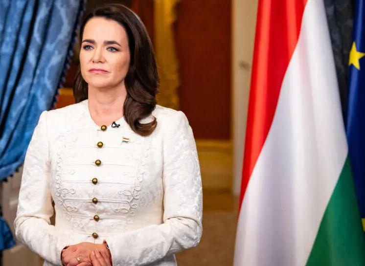 » 3、滥用赦免权被抗议 匈牙利总统辞职匈牙利总统诺瓦克·卡塔琳10日在匈牙利国家电视一台发表声明，宣布辞去总统职务