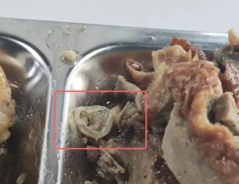 » 15. 广州一高校食堂吃出疑似“避孕套” 校方称是“鸭子眼球膜”7月17日，有学生爆料称，在广州增城华世外语艺术职业学校食堂的饭菜里，吃出了橡胶制品异物，怀疑是避孕套