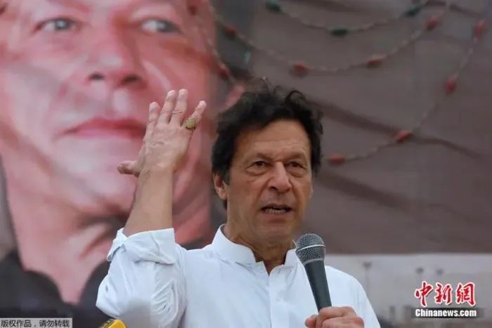 » 10、 巴基斯坦前总理伊姆兰·汗被判14年监禁据法新社报道，当地时间17日，巴基斯坦前总理伊姆兰·汗因腐败案被判14年监禁，他的妻子被判7年监禁