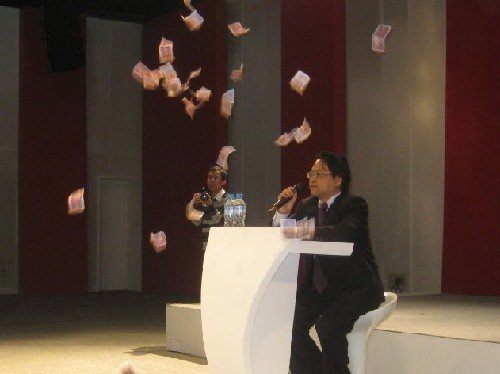 » 2、云南省委宣传部原副部长伍皓被查曾在演讲中被扔五毛纸币据云南省纪委监委消息：云南省广播电视局党组成员、副局长伍皓涉嫌严重违纪违法，目前正在接受纪律审查和监察调查