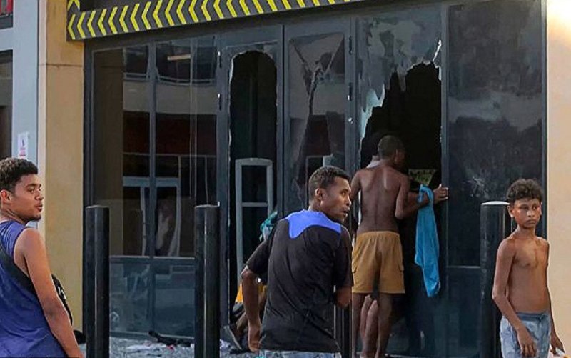 » 4. 新几内亚全国暴乱原因：系统错误，公职人员普遍多扣税大洋洲岛国巴布亚新几内亚骚乱逐渐平息，总理马拉佩于1月11日宣布实施为期14天的国家紧急状态