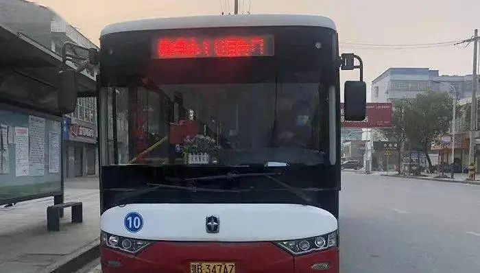 » 1. 黄石公交运营艰难，司机为省电不开空调近日，据时代财经消息，湖北民营公交公司黄石市鸿泰公共巴士有限公司因电池等质量问题，深陷停运困境