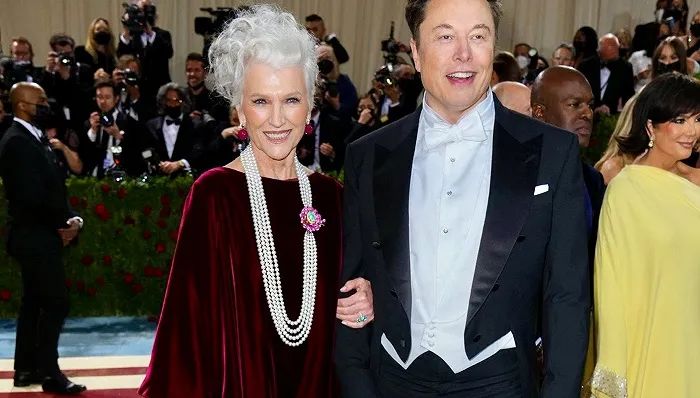 » 9. 马斯克70岁母亲在中国代言多个化妆品品牌近一个月，特斯拉创始人埃隆·马斯克Elon Musk的母亲梅耶·马斯克Maye Musk在中国开启了代言“吸金”模式