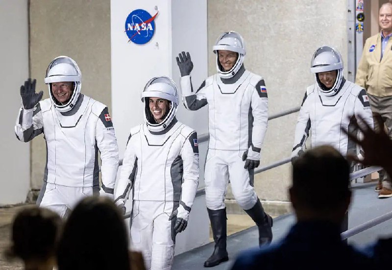 » 13. 美国“龙”飞船第七次为国际空间站轮换乘员 包括俄罗斯宇航员美国太空探索技术公司的“龙”飞船26日凌晨从佛罗里达州发射升空，搭载4名来自不同国家的宇航员飞往国际空间站