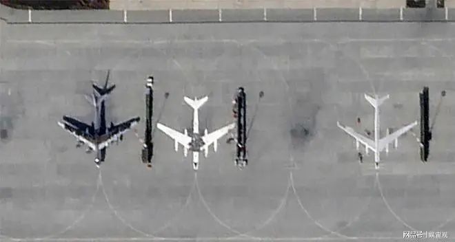» 9. 俄军在跑道上绘制飞机剪影 试图迷惑乌克兰无人机轰炸看来真的是一点办法都没有了，卫星图像显示，俄军开始在其主轰炸机基地恩格斯空军基地的停机坪上绘制 Tu-95MS“熊-H”战略轰炸机的图画