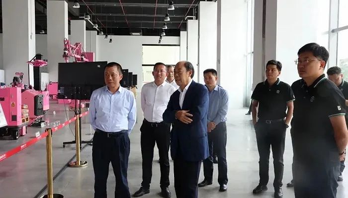 » 3. 碧桂园辟谣“创始人父女或已离境”，杨国强再度现身自8月宣布公司陷入流动性危机后，碧桂园近日被传出“创始人与其女儿可能已经离境”的消息