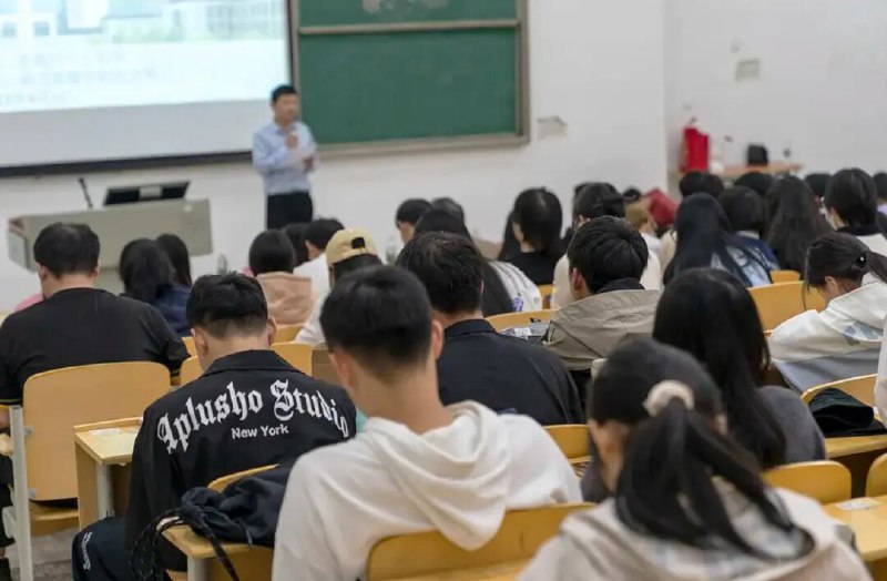 » 2、北大 交大等多所高校开新生家长会近日，北大、中大、浙大、上海交大某学院陆续召开了新生家长会，引发热议