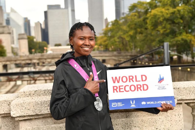 » 14. 女子马拉松时间已短于2小时10分钟刚刚结束的芝加哥马拉松，成为了世界上最快的马拉松赛事，因为男子和女子的马拉松世界纪录都在这条赛道上诞生