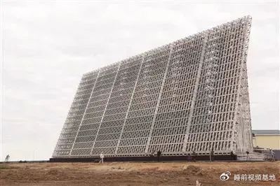 » 3、印度考虑投入40亿美元 购买俄罗斯战略反导雷达系统印度国防部长拉杰纳特·辛格近期在访问俄罗斯时称，印度已开始与俄罗斯方面就一份价值40亿美元的军购合同进行商讨，计划引进俄制“沃罗涅日”系列战略预警雷达系统