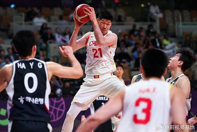 » 6、中国男篮79比71胜韩国  时隔十年进亚洲杯四强北京时间8月14日晚，在2025年男篮亚洲杯的1/4决赛中，中国男篮最终以79比71战胜韩国队，时隔十年再次挺进亚洲杯四强，率先晋级的中国队将等待新西兰和黎巴嫩之间的胜者