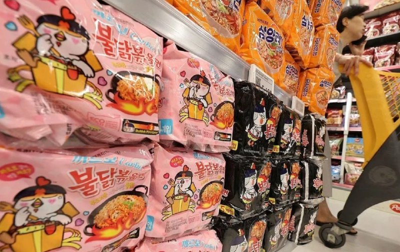 » 8、韩国方便面出口额首破15亿美元 对中国出口增加据韩联社报道，韩国关税厅(海关)11日发布的初步统计数据显示，2025年韩国方便面出口额同比增长21.8%，达到15.21亿美元(约合人民币106.13亿元)，首次突破15亿美元关口