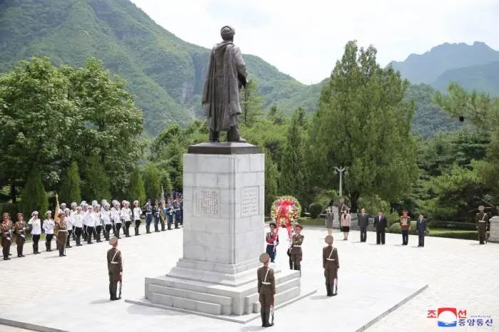 » 2. 金正恩拜谒中国人民志愿军烈士陵园 向毛岸英墓献花在朝鲜战争停战70周年之际，朝鲜劳动党总书记、国务委员长金正恩拜谒了桧仓中国人民志愿军烈士陵园，并向毛岸英烈士墓献花