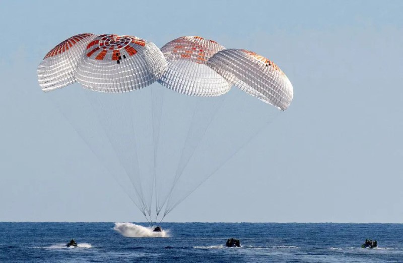 » 5、S paceX龙飞船接回2名滞留宇航员当地时间3月18日，美国太空探索技术公司“龙”飞船降落在佛罗里达海岸附近，飞船上搭载着4名宇航员，其中包括因波音“星际客机”飞船故障而滞留国际空间站的美国宇航员威尔莫尔和威廉姆斯