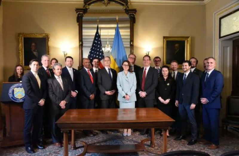 » 4、乌克兰美国签订矿产协议 以往援助不算债务 开采方式由乌克兰决定据央视新闻消息，乌克兰当地时间5月1日，乌第一副总理兼经济部长斯维里坚科表示，乌克兰和美国签署了矿产协议