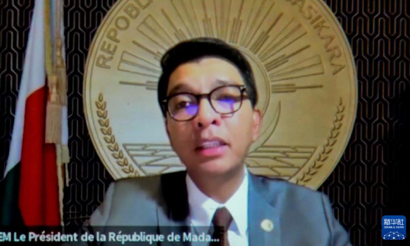» 4、军人加入示威 马达加斯加总统逃亡这是10月13日马达加斯加总统拉乔利纳在社交媒体发表的视频讲话截图