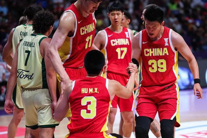 » 9、一分之差负澳大利亚，中国男篮获亚洲杯亚军当胡明轩的外线投射弹框而出，年轻的中国男篮距离亚洲杯只差一分，但他们把连续3届亚洲杯17连胜的澳大利亚队一度逼上了绝境