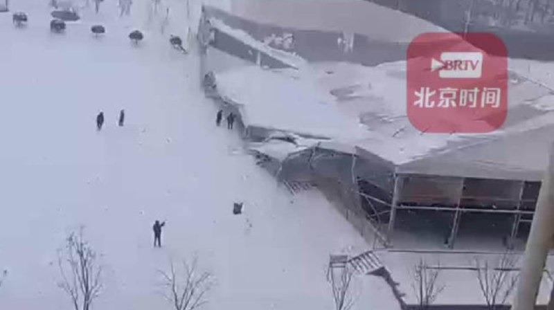 » 9. 河南信阳一在建体育馆被暴雪压塌 无人员伤亡2月3日，网曝河南信阳羊山新区蓝黑体育公园体育馆被积雪压塌