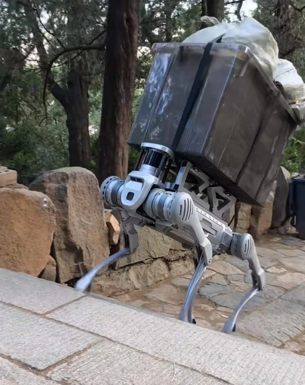 » 1. 泰山测试机器狗运垃圾取代挑山工19日，泰山盘道上出现了一道独特的爬山身影——身负重物和清运垃圾的机器狗，引发网民关注