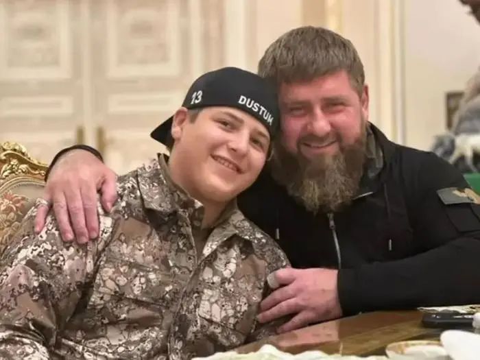 » 18. 车臣领导人卡德罗夫15岁的儿子被委任安全部门要职因暴揍被拘犯人深陷舆论风波后，俄罗斯车臣共和国领导人卡德罗夫之子亚当非但没有受到惩罚，还被授予车臣共和国英雄称号