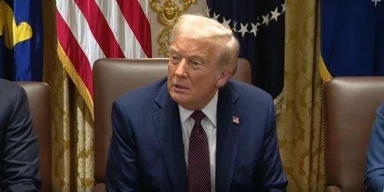 » 9、霉霉订婚，特朗普祝福据美国福克斯新闻网、美国广播公司消息，当地时间8月26日，美国知名歌手泰勒·斯威夫特官宣与橄榄球运动员特拉维斯·凯尔西订婚