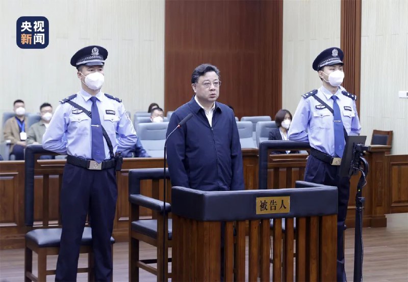 12. 公安部原副部长孙力军受贿、操纵证券市场、非法持有枪支案开庭 被控受贿6.46亿余元2001年至2020年4月，被告人孙力军利用担任上海市卫生局外事处副处长，上海市人民政府外事办公室综合业务处处长，公安部办公厅副主任、国内安全保卫局局长、公安部党委委员、副部长等职务上的便利以及职权、地位形成的便利条件，为有关单位和个人在企业经营、职务调整、案件办理等事项上提供帮助，直接或通过他人非法收受财物，共计折合人民币6.46亿余元