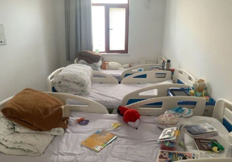 » 6-16岁在校生，精神障碍患病率17.5％诊室里，李婷妈妈撸起了女儿的袖子，露出两只手臂上的十几道刀痕，深浅不一