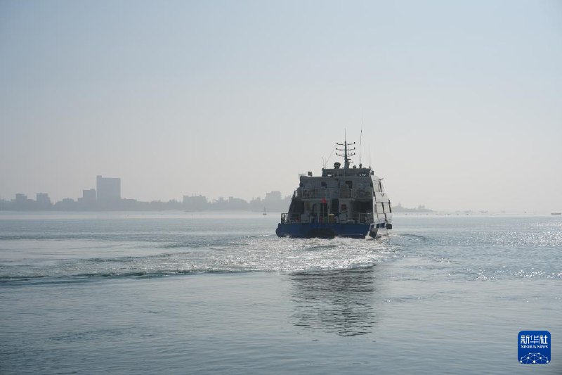 » 5. 泉州市红十字会派人陪同船员家属接回幸存船员20日上午，泉州市红十字会等派人陪同6位船员家属，前往金门处理渔船事件善后